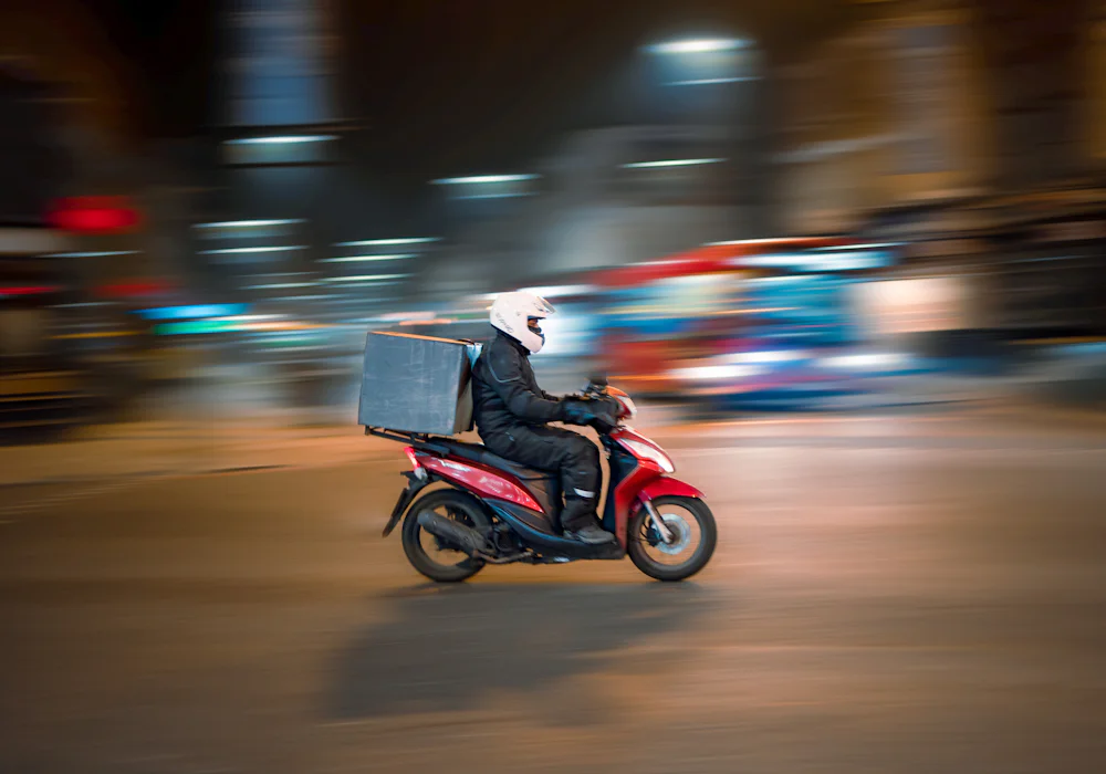 Livreur à moto dans la circulation